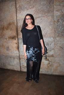 Sonali Bendre poses for the media at the Special Screening of Hamari Adhuri Kahani