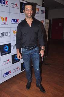 Kushal Punjabi poses for the media at Toshi Rana's Concert