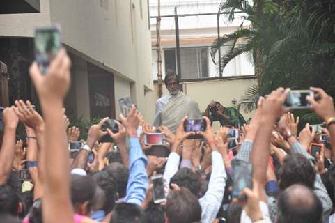 Amitabh Bachchan Greets His Fans!