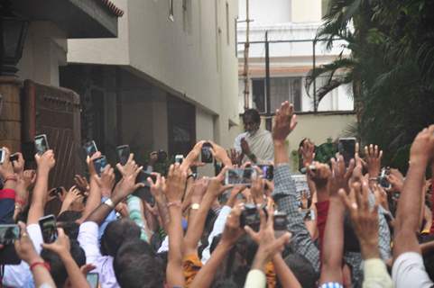 Big B Meets His Fan Outside Jalsa!