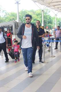 Arjun Kapoor Snapped at Airport