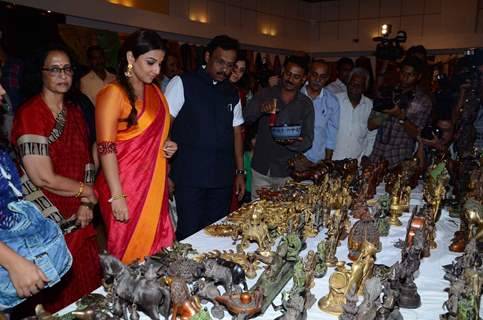 Vidya Balan and Hon'ble Minsiter Vinod Tawde at Craft Exhibition