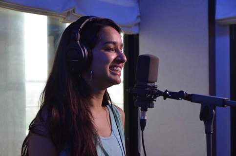 Shraddha Kapoor Records an Unplugged Version of Bezubaan Phir Se!