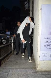 Shahid Kapoor Try to Avoid Media!