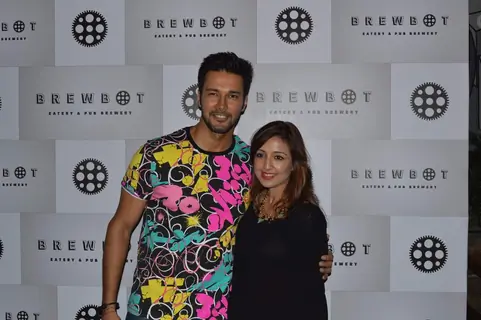 Rajneesh Duggal and Pallavi at Brew Hot Cafe