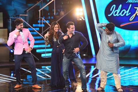 Salman Promotes Bajrangi Bhaijaan on Indian Idol Junior