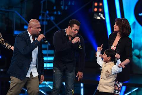 Salman Promotes Bajrangi Bhaijaan on Indian Idol Junior