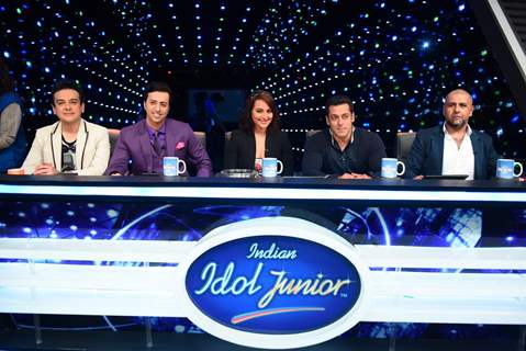 Salman Khan and Adnan Sani for Promotions of Bajrangi Bhaijaan on Indian Idol Junior