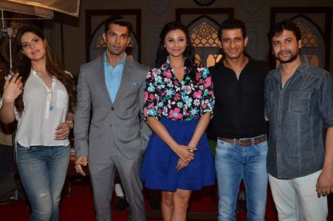Zarine Khan, Karan Singh Grover, Sharman Joshi and Daisy Shah on the Sets of 'Hate Story 3'