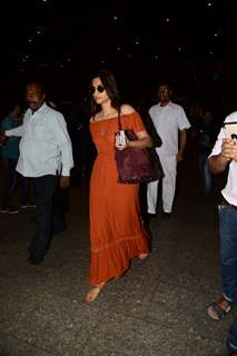 Sonam Kapoor Snapped at Airport