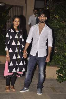 Shahid and Mira pose for the shutterbugs at their Mumbai Residence