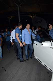 Salman Khan Returns from  Delhi