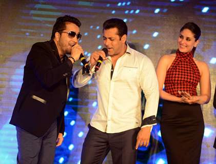 Salman and Mika for Promotions of Bajrangi Bhaijaan in Delhi