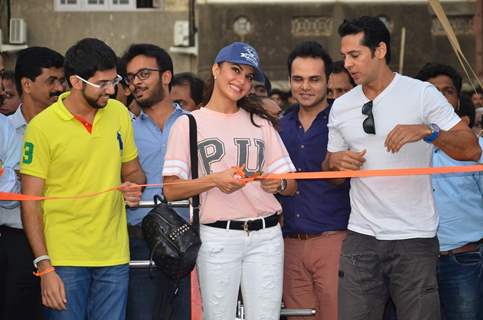 Jacqueline Fernandes inaugurates Dino Morea's Free Public Gym