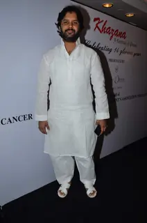 Javed Ali poses for the media at Khazana Festival