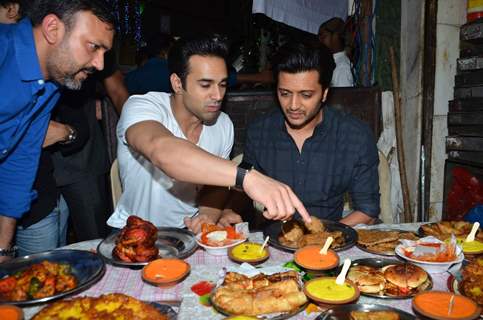 Riteish Deshmukh and Pulkit Samrat were snapped relishing delicacies at Mohammed Ali Road
