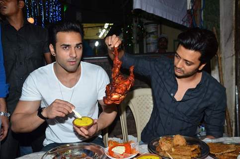 Riteish Deshmukh checking a dish at Mohammed Ali Road