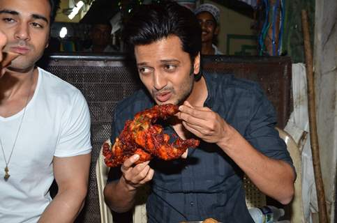 Riteish Deshmukh grabs a bite of chicken dish at Mohammed Ali Road