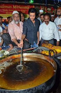 Riteish Deshmukh trying his hand at cooking at Mohammed Ali Road