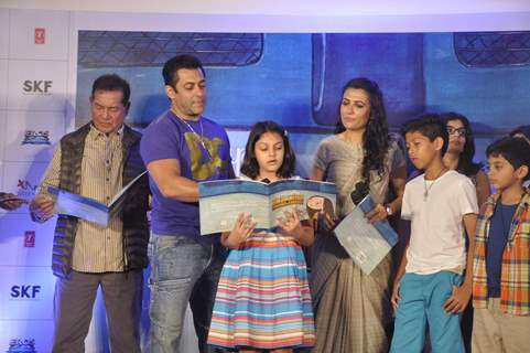 Salman Khan launches a book on Bajrangi Bhaijaan at a city school