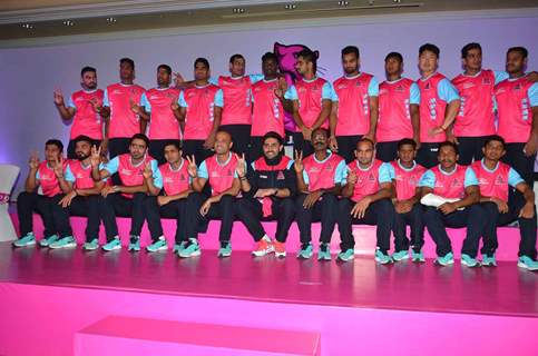 Abhishek Pose With His Team at Press Conference of Jaipur Pink Panthers