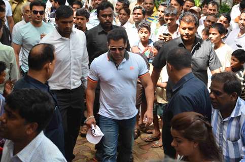 Salman Khan Attends Friend's Father's Funeral