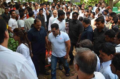 Salman Attends Friend's Father's Funeral