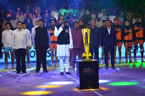 Big B Sings National Anthem  with Chief Minister Fadnavisji at Pro Kabaddi Launch