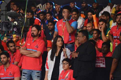 Jazbaa Look on Aishwarya's Face with Sanjay Gupta at Pro Kabaddi Match