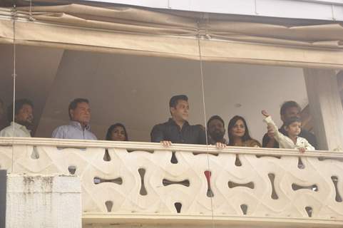 Khan Family greets their fans on the occassion of Eid