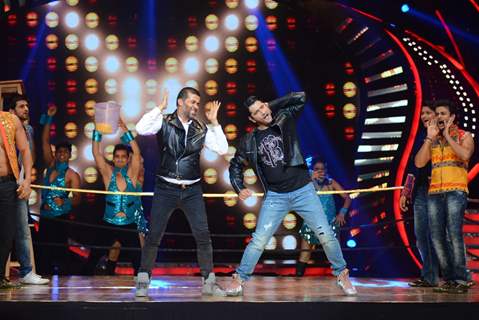 Marzi Pestonji and Chetan Bhagat perform at the Grand Finale of Nach Baliye 7