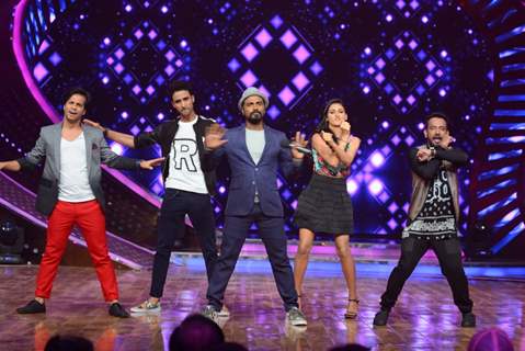 Remo Dsouza along with Team performs at the Grand Finale of Nach Baliye 7