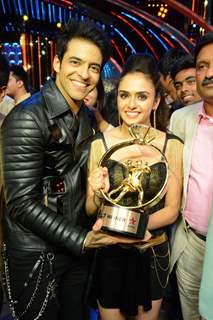 Amruta Khanvilkar and Himmanshoo A Malhotra pose with their Nach Baliye 7 trophy