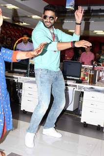 Junior Bachchan Shakes a Leg With Fever Team During Promotions of All is Well on Fever FM