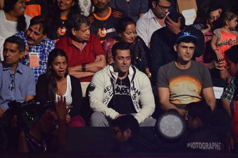 Salman Khan and Niketan Mahdok at Pro Kabaddi Match