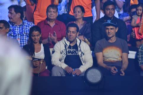 Salman Khan and Niketan Mahdok at Pro Kabaddi Match