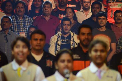 Salman and Others Stands for National Anthem at Pro Kabaddi Match