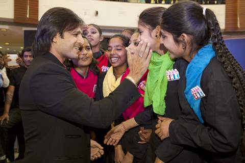 Vivek Oberoi Greets Girls from DEVI