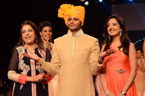 Karanvir Bohra Walks for Amy Billimoria at IIJW