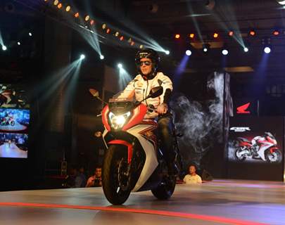 Akshay Kumar Rides the 'Beast' Honda CBR 650F at the Launch