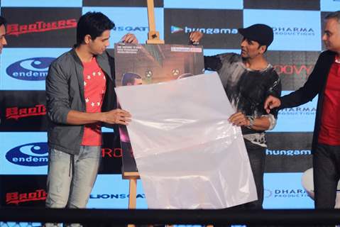 Akshay Kumar and Sidharth Malhotra Launch the Brothers 'Clash of Fighters' Mobile Game