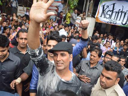 Akshay Kumar and Sidharth Malhotra wave to fans at the Promotions of Brothers