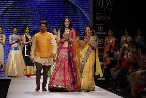 Kriti Sanon walks the ramp at IIJW Day 3