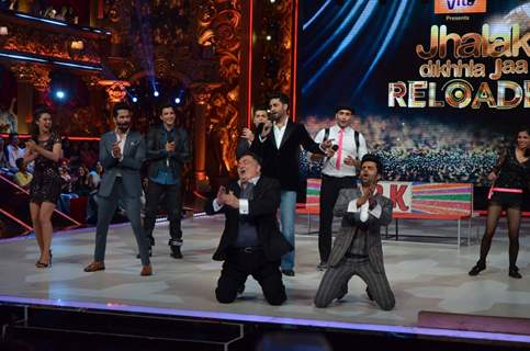 Rishi Kapoor and Manish Paul perform during the Promotions of All Is Well on Jhalak Dikhla Jaa 8
