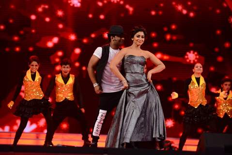 Shriya Saran Sets Fire to the Stage at SIIMA 2015 Day 3