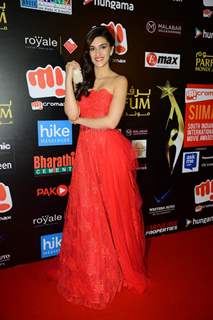 Kriti Sanon Looks Pretty in Her Red Gown at SIIMA 2015 Day 3