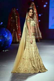 Lisa Haydon Looks Hot at BMW India Bridal Fashion Week