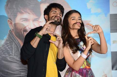 Shahid and Alia Makes a Handsign of 'S' at Trailer Launch of Shaandaar