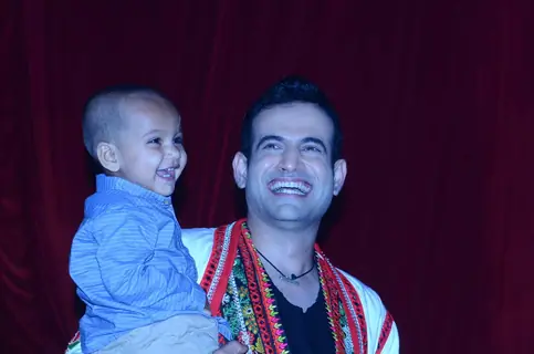 Irfan Pathan was snapped with a kid at the Promotions of Phantom on Jhalak Dikhla Jaa 8