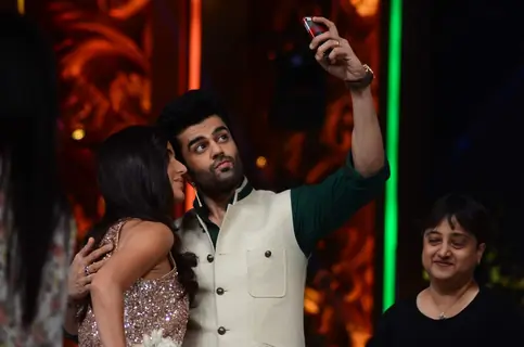 Manish Paul clicks a selfie with Katrina Kaif during the Promotions of Phantom on Jhalak Dikhla Jaa